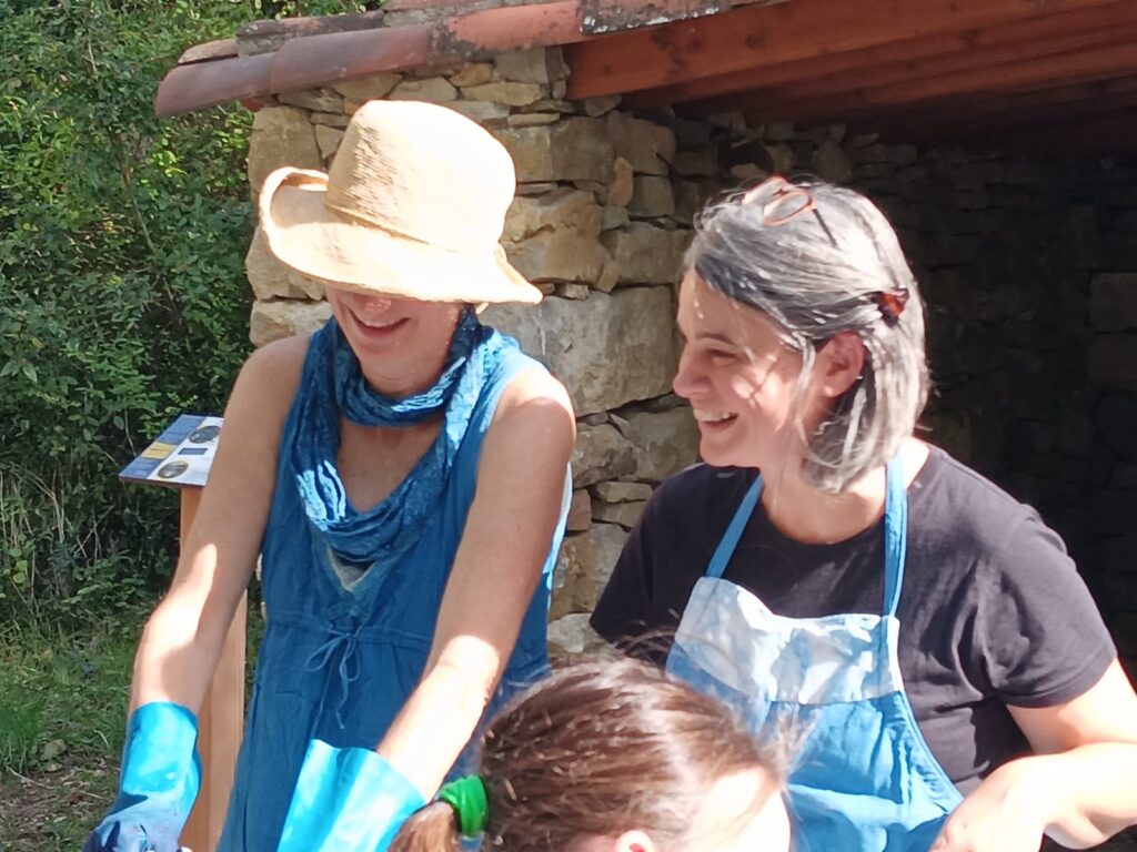 Deux animatrices d'un atelier sur l'indigo